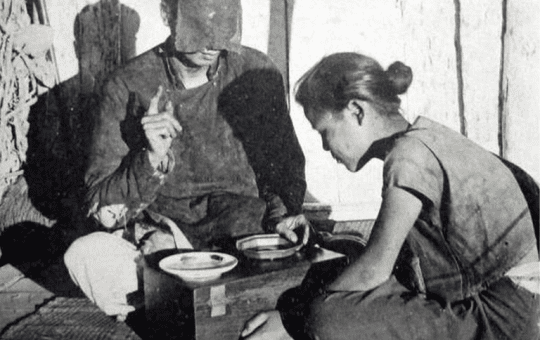 ngứa tai phải nữ