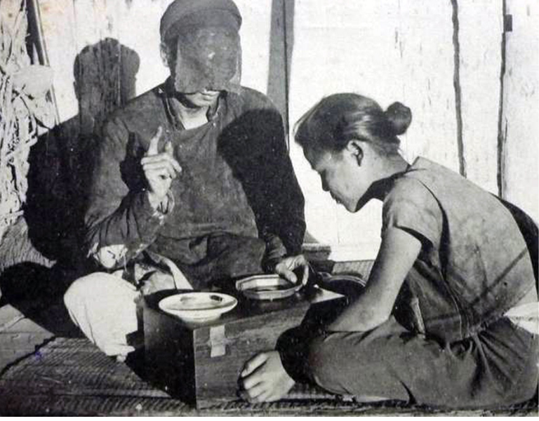 ngứa tai phải nữ